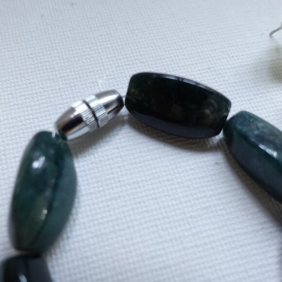 Elegant Dark Green Stone Bead Necklace and Daisy Floral pattern Earring Set - Picture 8 of 10